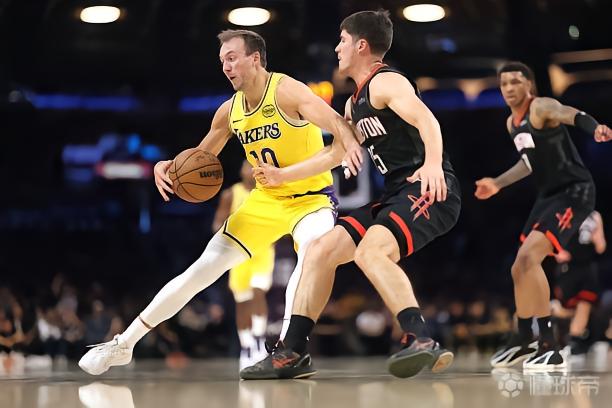 火箭全队比湖人多出手27次但命中率不足4成，而湖人超过6成